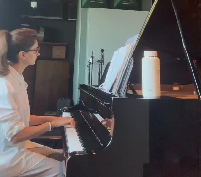 Naina playing Comptine d&rsquo;un autre &eacute;t&eacute;